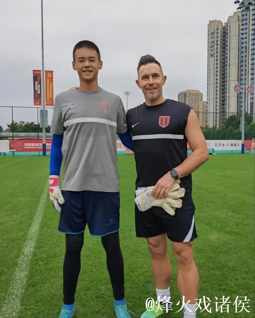 蓉城前外教汉斯:中国足球需耐心与细节并重 蓉城前外教汉斯:中国足球需耐心与细节并重